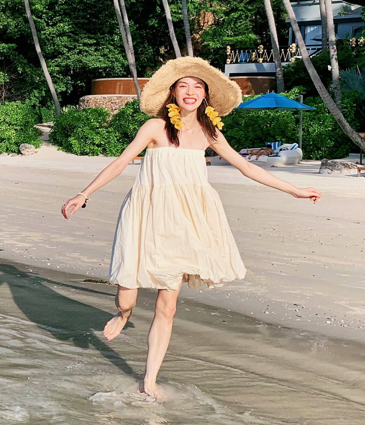 连后|钟楚曦不愧是学舞蹈的，穿吊带蓬蓬裙海边度假，美得像个小公主