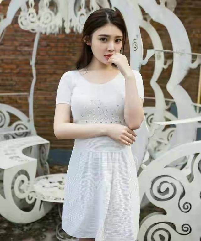 进行|徐冬冬身材真是“绝”了，穿白色连衣裙干净清爽，很有曲线美