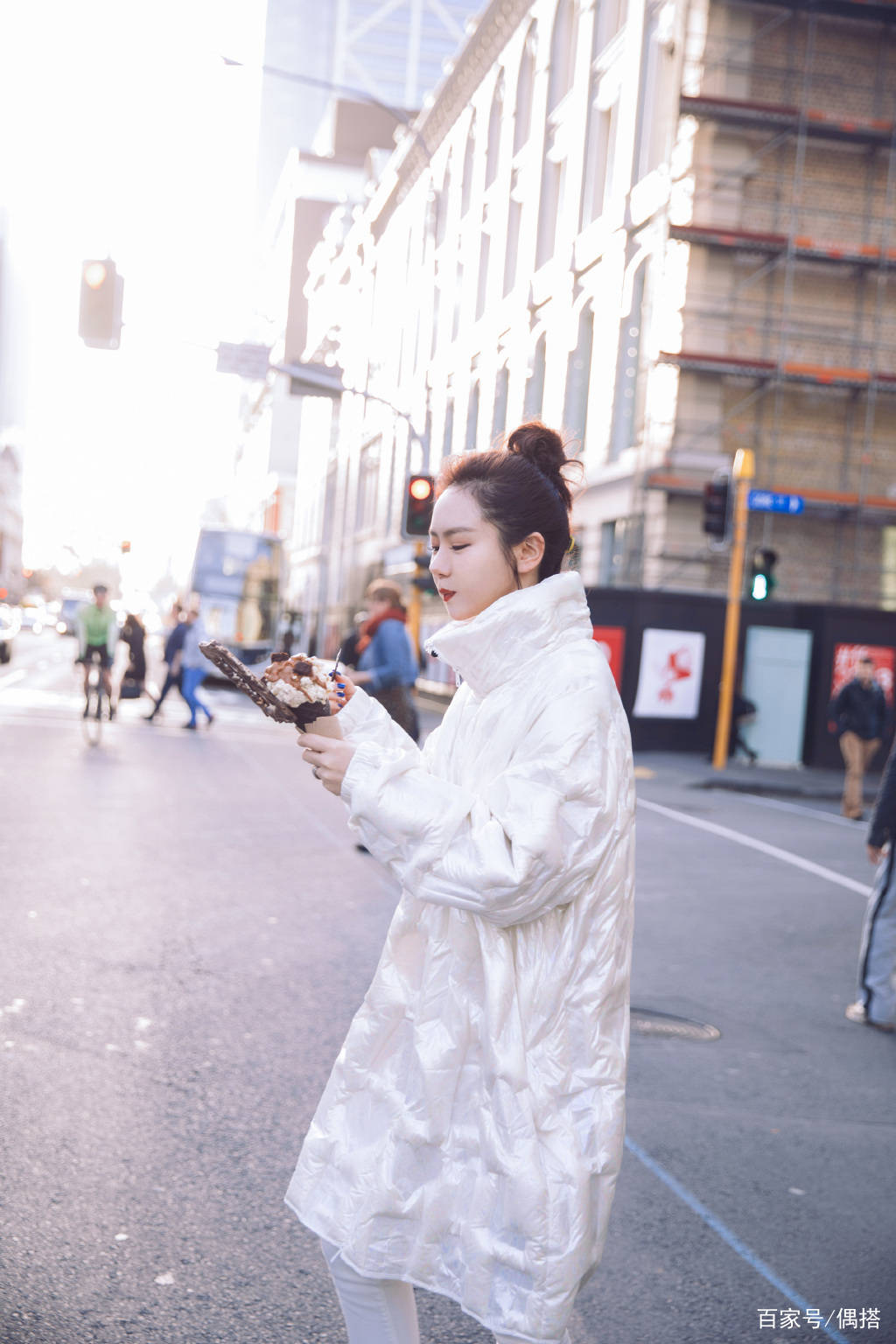 戚薇|厉害了!戚薇穿白色羽绒服显瘦又高级,美得格外出众,这颜值绝了