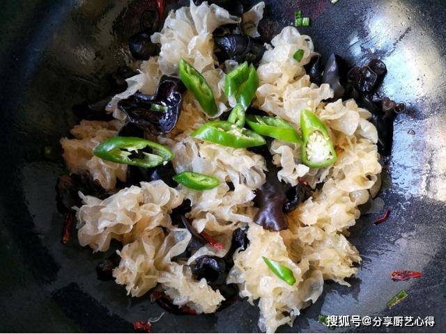 进行|秋季解燥，除了秋梨还有它，“黑白配”，解秋燥特滋润