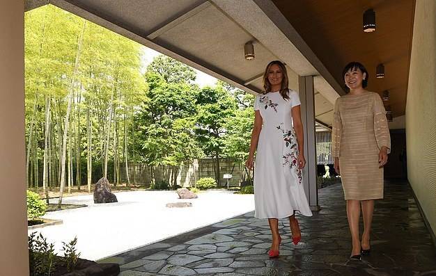 东方|梅拉尼娅穿刺绣裙颇具东方古韵美！日本第一夫人穿条纹裙输了气场