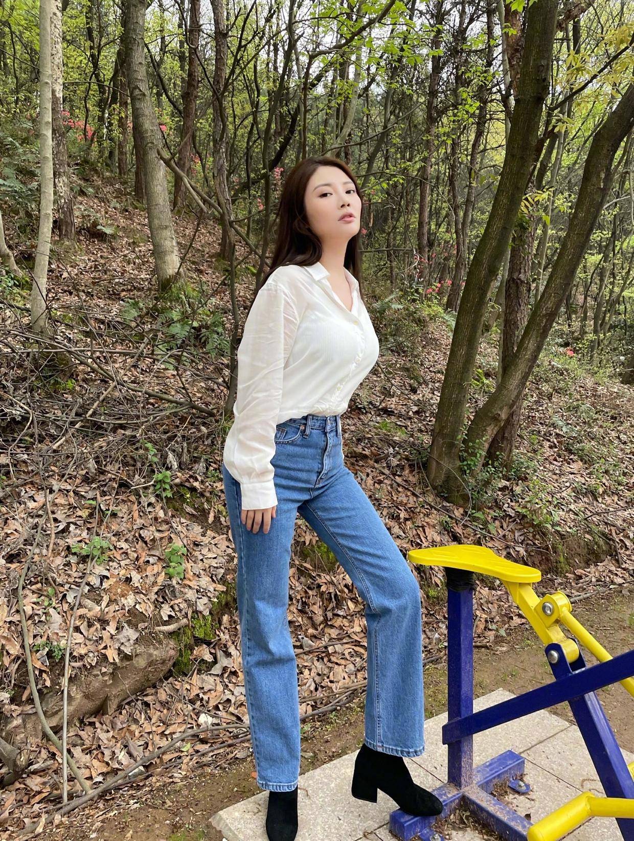 进行|徐冬冬身材真是“绝”了，穿白色连衣裙干净清爽，很有曲线美