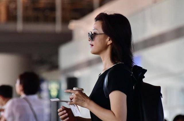 黑色|宋祖英看着真没艺术家的架子，穿得挺接地气，扔人堆里也不出挑