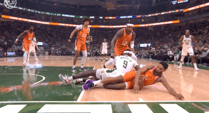 雄鹿|科比附體？布克連續(xù)12分撐起太陽(yáng)，雄鹿三人上雙，兩隊(duì)打平