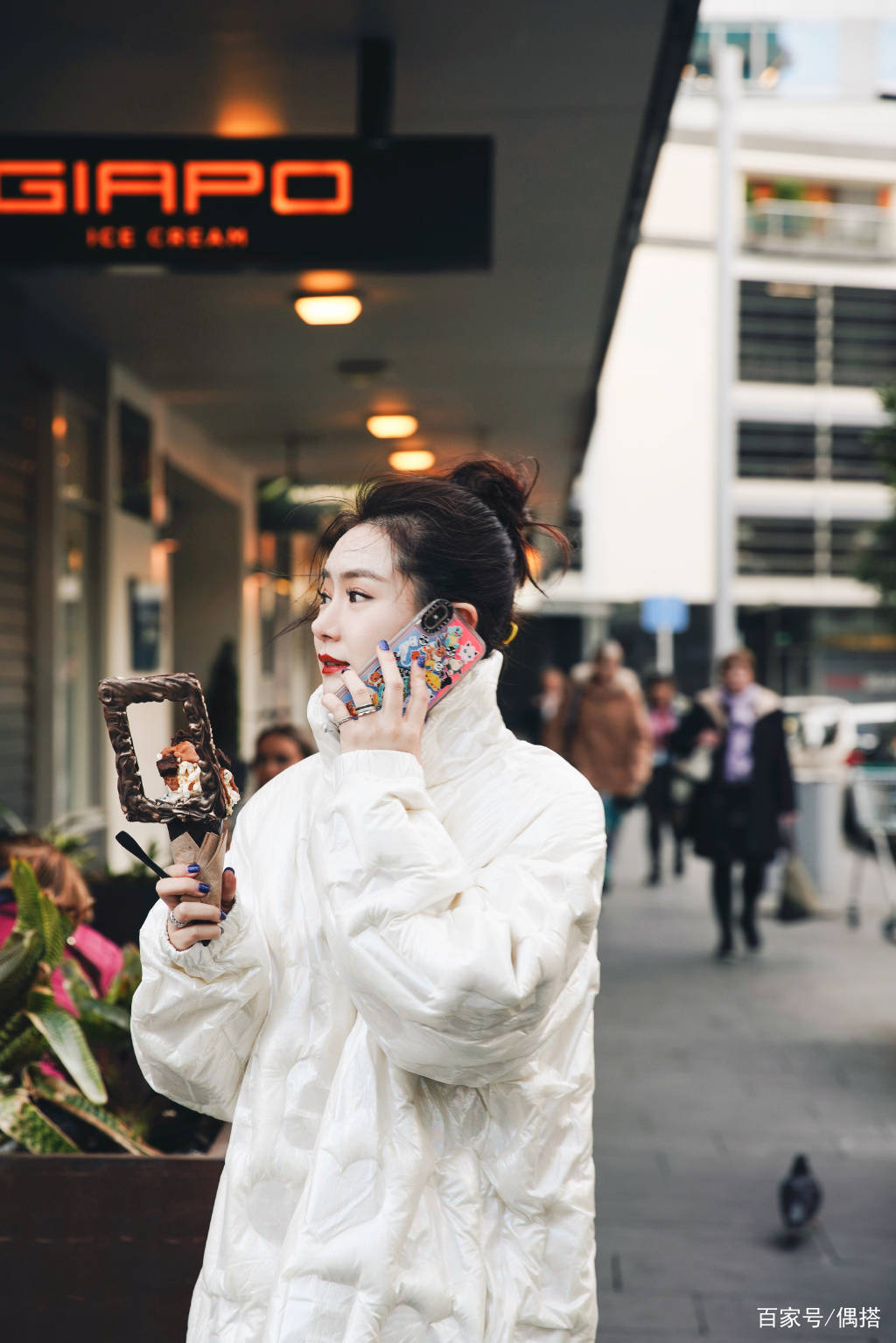 戚薇|厉害了!戚薇穿白色羽绒服显瘦又高级,美得格外出众,这颜值绝了