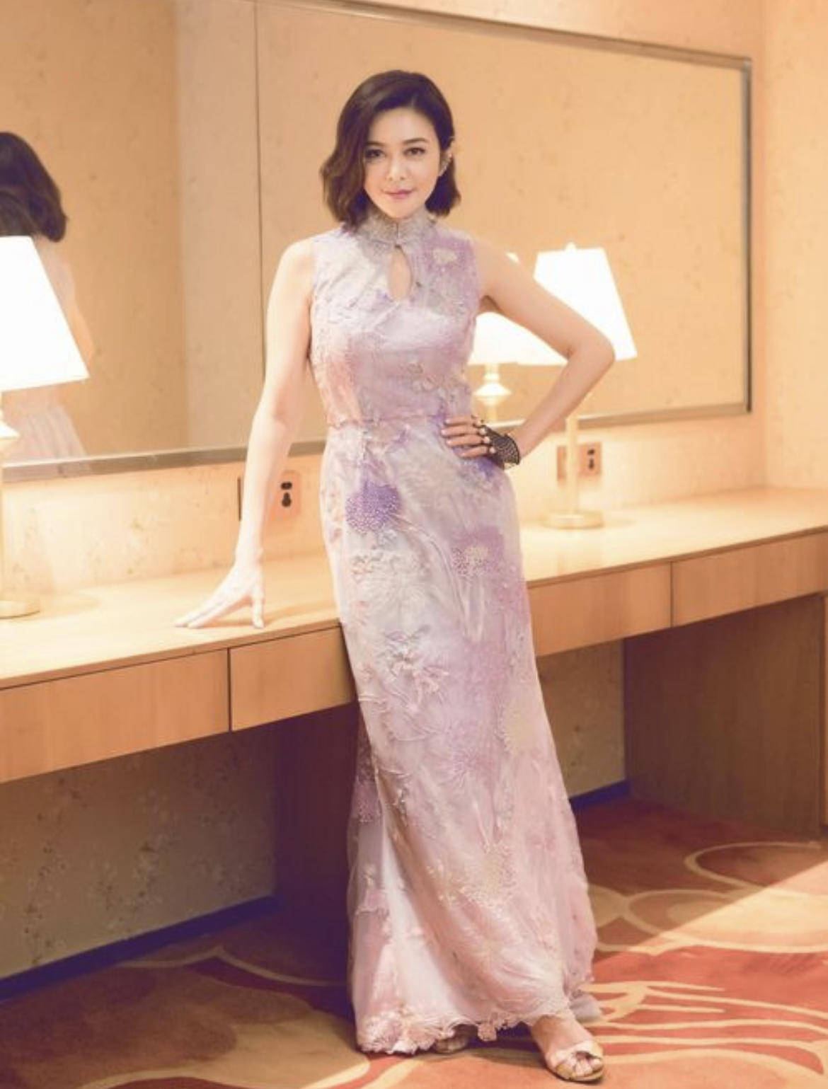 披肩|关之琳“阿姨圈顶流”，身穿一袭小黑裙配黑色皮草披肩，华贵时髦