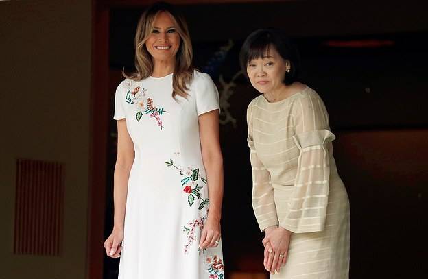 东方|梅拉尼娅穿刺绣裙颇具东方古韵美！日本第一夫人穿条纹裙输了气场