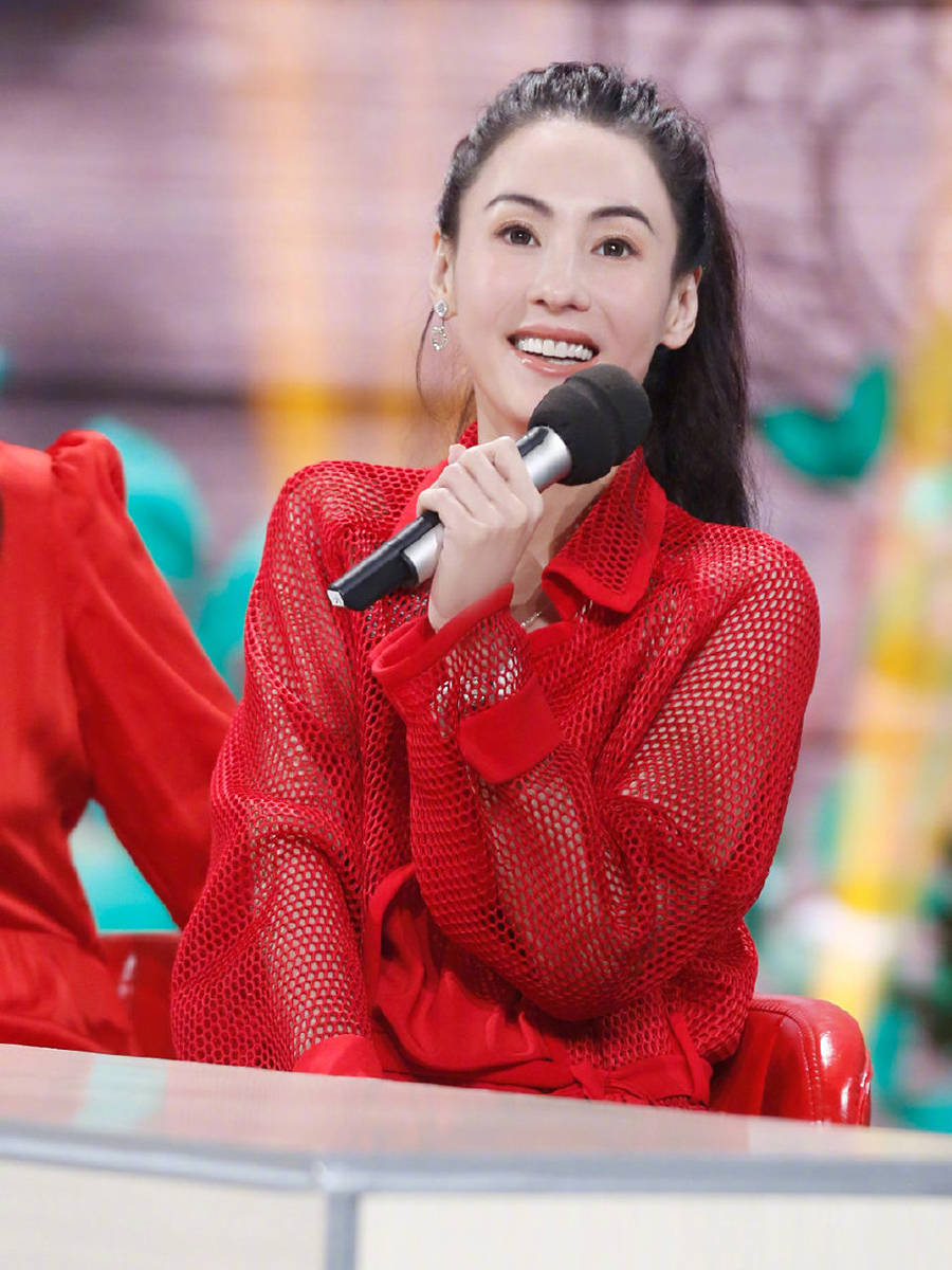 李湘|辣妈团同穿红裙，43岁李湘涂大红唇，微胖身材美得出众！