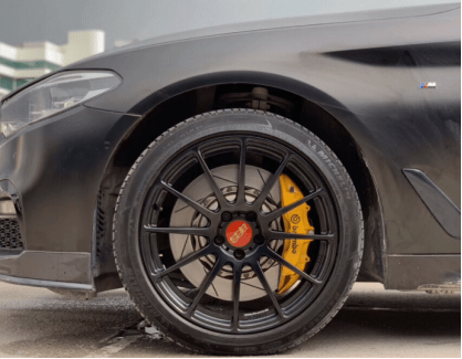 能匹配改装卡钳,关系到能否达到最强的刹车升级;1,优先检查轮毂的尺寸