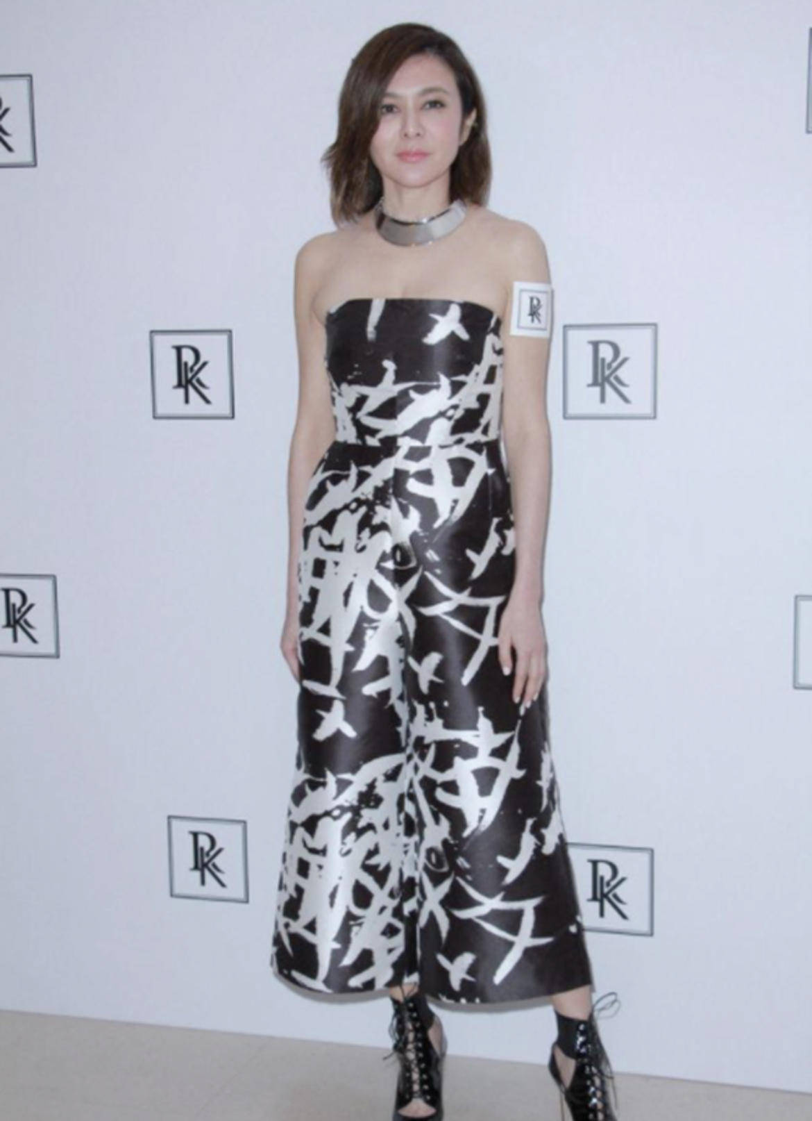 披肩|关之琳“阿姨圈顶流”，身穿一袭小黑裙配黑色皮草披肩，华贵时髦