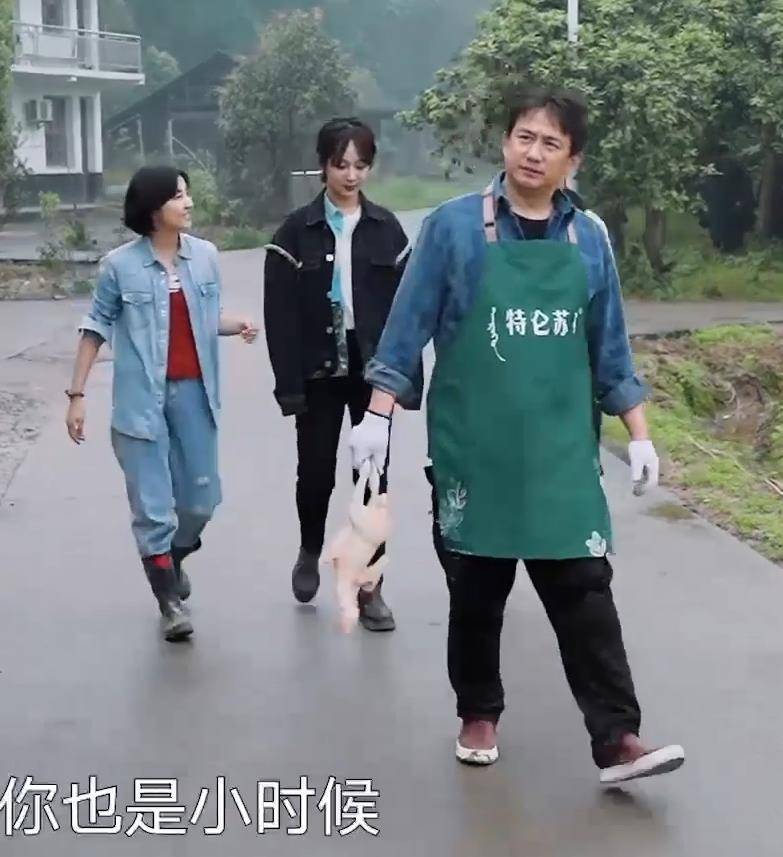 身材|杨紫瘦身成功又美了，穿牛仔外套做客“蘑菇屋”亭亭玉立，腿真长