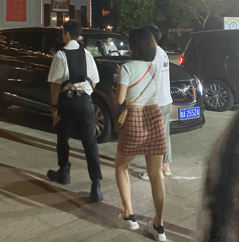 来头|《中餐厅5》路透，全员穿复古风服装，这个飞行嘉宾来头可不小