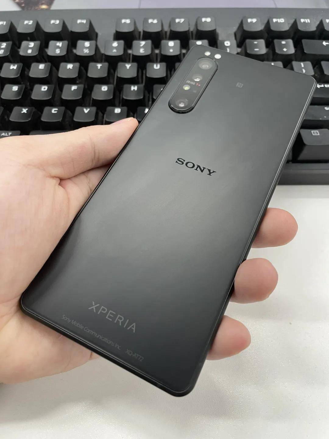 眾所周知,原本小黑擁有的三款手機中,只有索尼xperia 5不支持無線充電