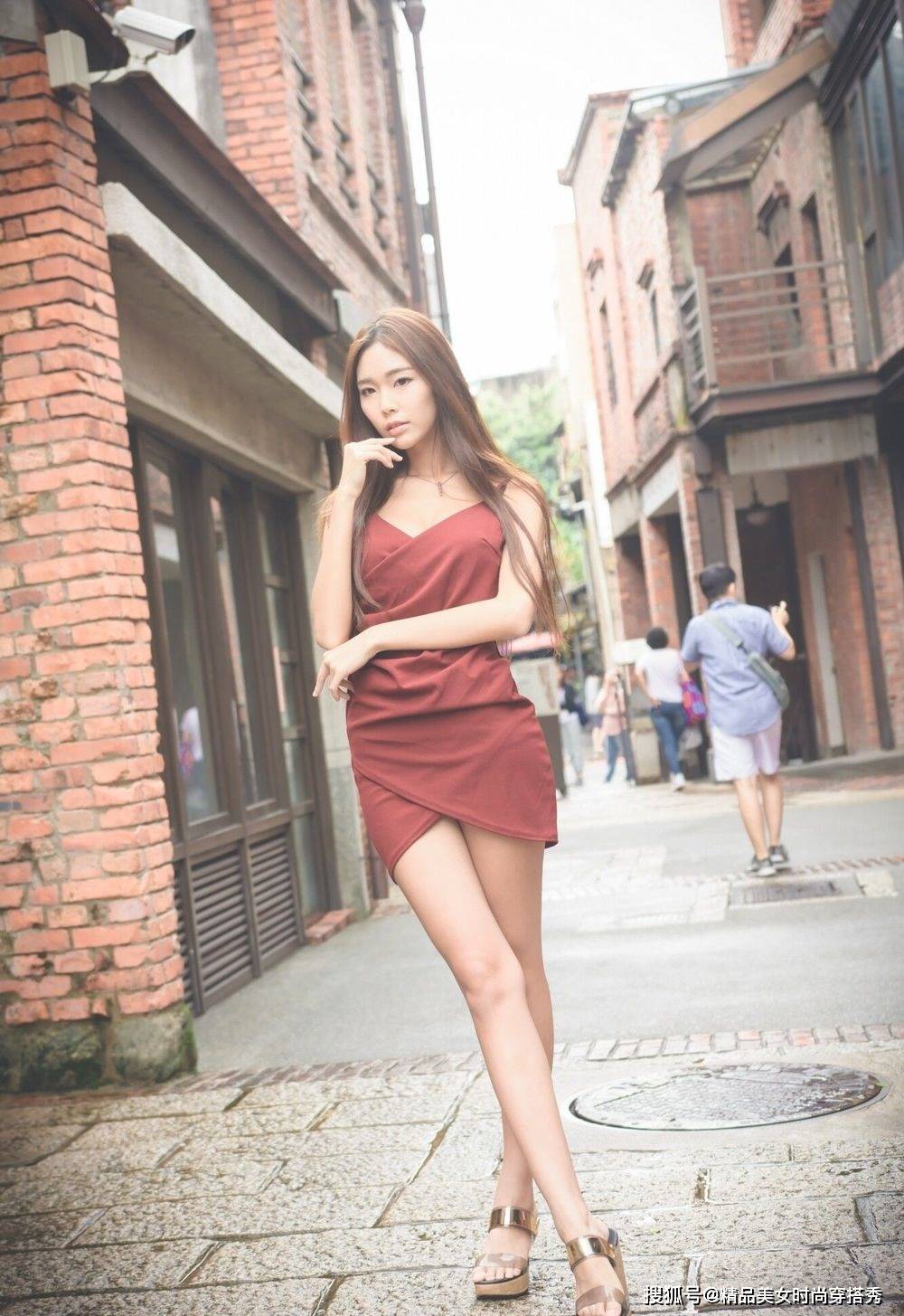 吊带|简约而不失时尚的吊带修身连衣裙，展现出优雅端庄的轻奢女人味儿