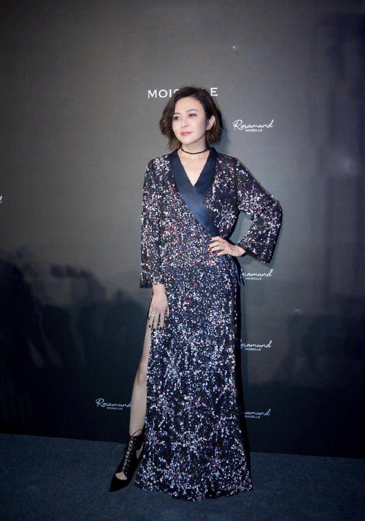 披肩|关之琳“阿姨圈顶流”，身穿一袭小黑裙配黑色皮草披肩，华贵时髦