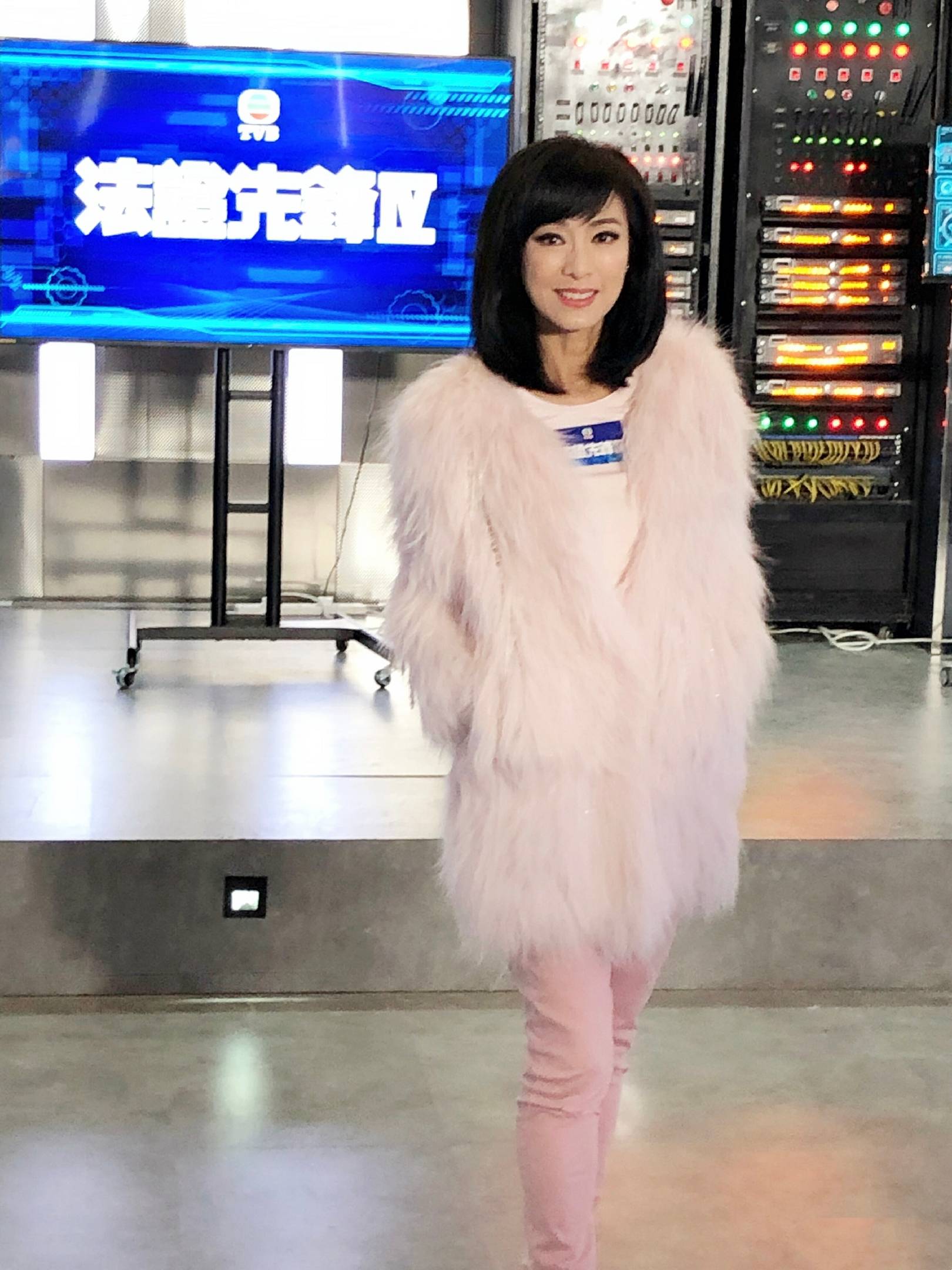 条纹|64岁米雪穿搭比赵雅芝还时髦，不规则条纹西装高级又时尚，好美
