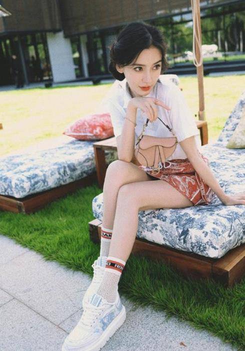 整体|Angelababy最近的穿搭好少女！把dior穿出大小姐感，尽显女神范儿