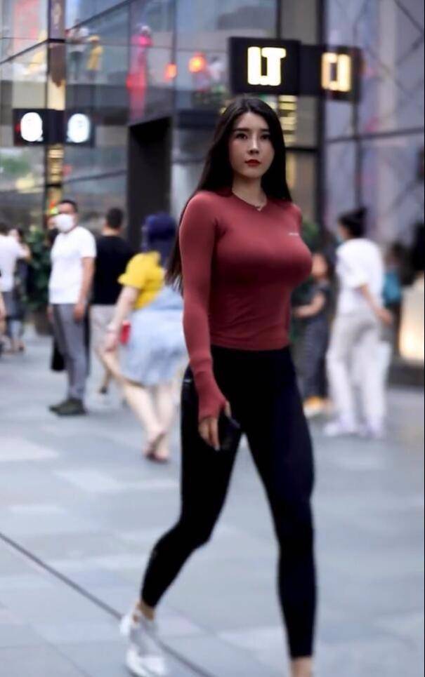 设计|黑色短款上衣，方领设计更显独特，泡泡袖装饰显瘦又时尚