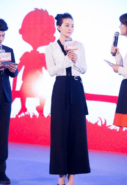 感觉|47岁王艳机场亮相，T恤配牛仔裤减龄又活力，一点都不像阔太