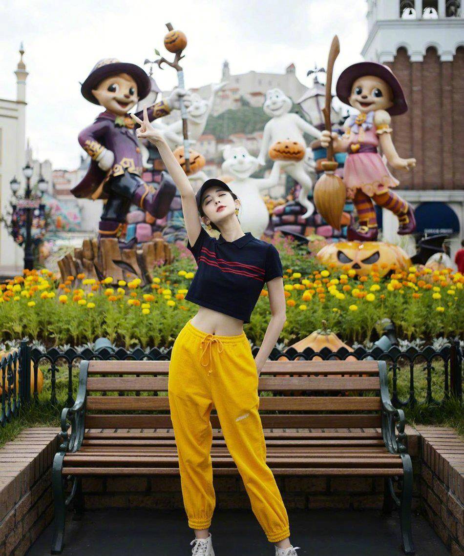 柠檬精|黑T恤比白T恤更显瘦时髦?娜扎、杨幂告诉你就是这样,谁穿都美!