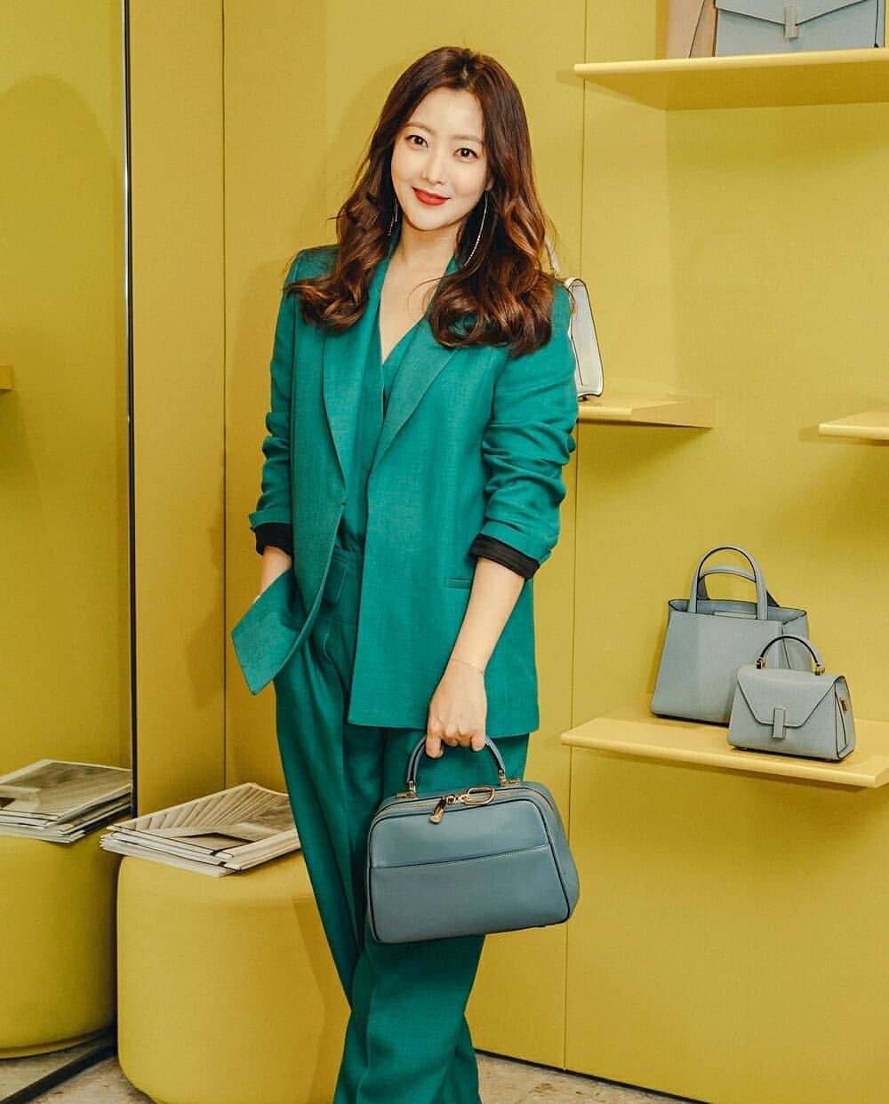 曾经“韩国第一美女”金喜善，42岁穿孔雀绿西装又飒又美好年轻