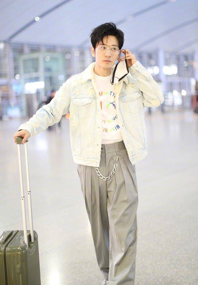 大叔|黄晓明瘦20斤后走机场,穿西装裤松松垮垮满是褶,男星为瘦也很拼