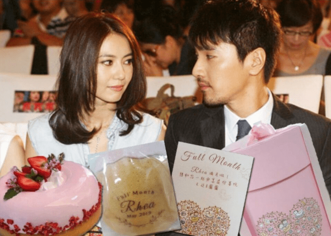 广告|有情况?高圆圆拍广告穿紧身连衣裙,手捧微凸小腹不断抚摸被指怀二胎