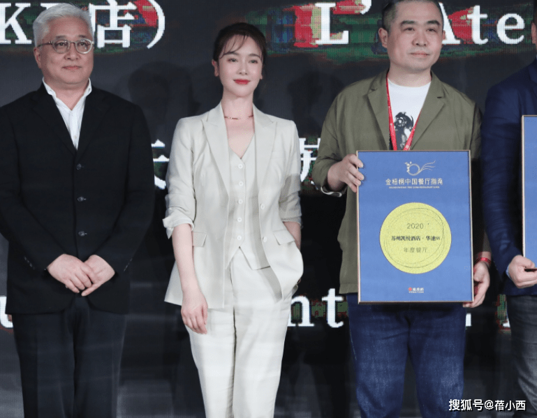 身材|又被“左小青”美到了，穿红色西装配短裤，小细腰大长腿很吸睛