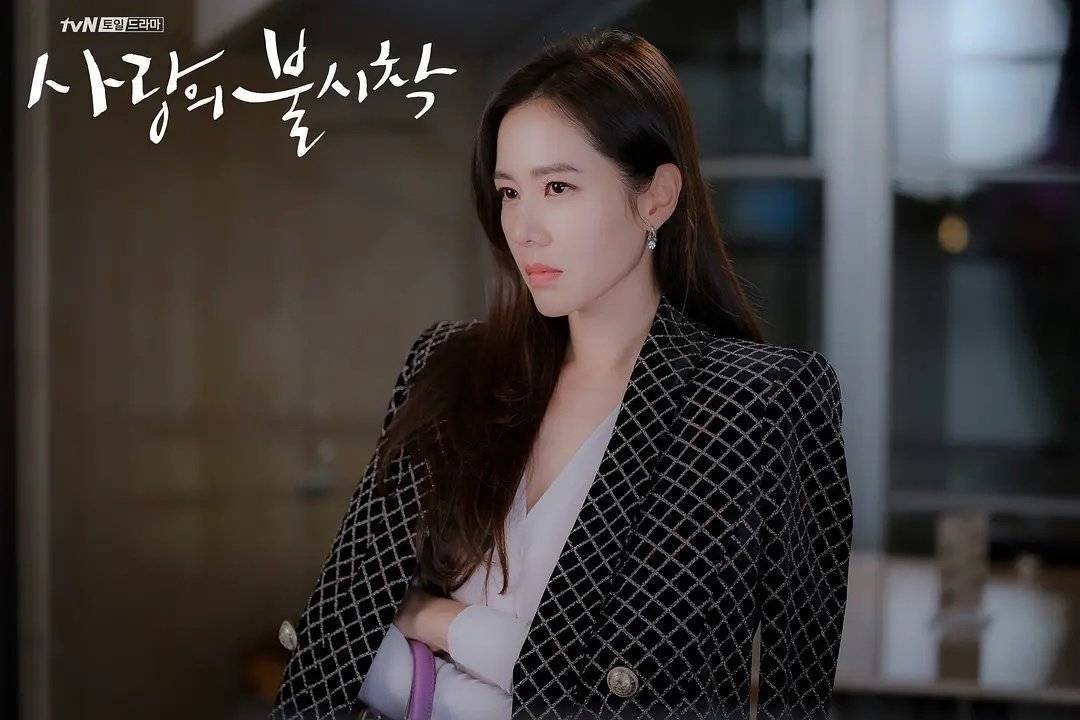 看点|《爱的迫降》看点太多，除了跨国恋情，孙艺珍的穿搭，更是教科书