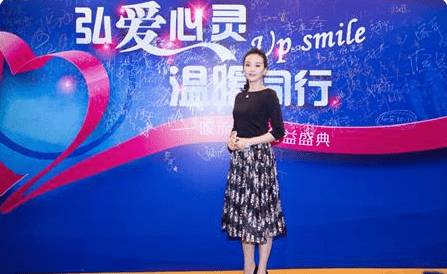 感觉|47岁王艳机场亮相,T恤配牛仔裤减龄又活力,一点都不像阔太