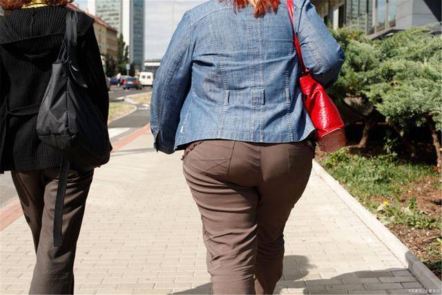 胸部|女性开始衰老时，若有“3松2大1臭”表现，医生：要重视保养了