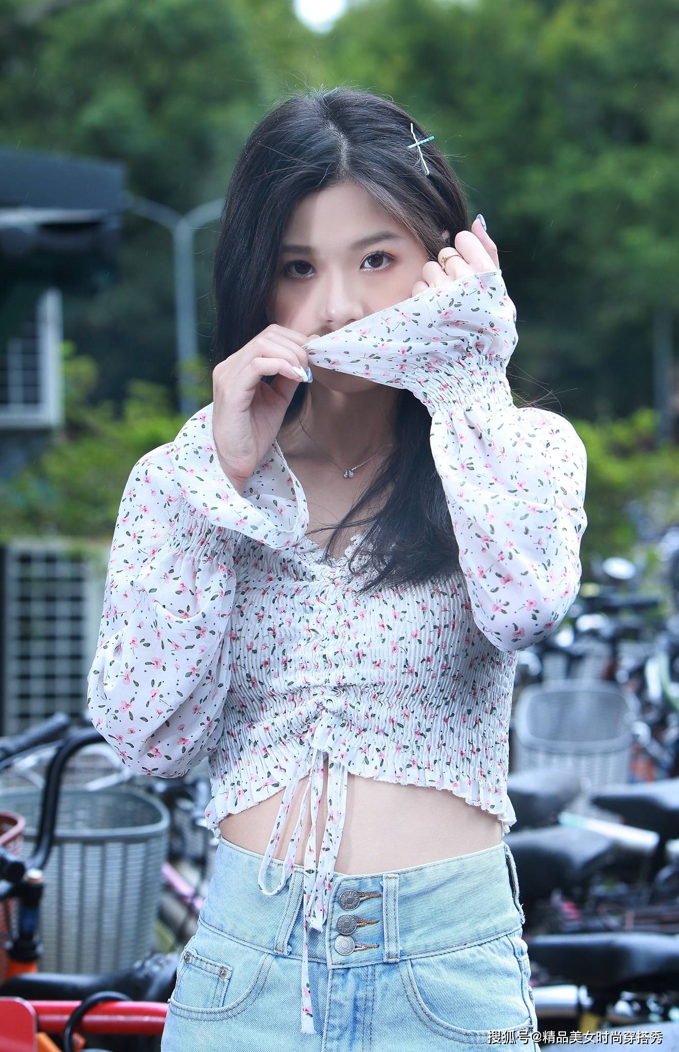 整体|碎花的小衬衫搭配牛仔短裤，青春甜美气息浓郁