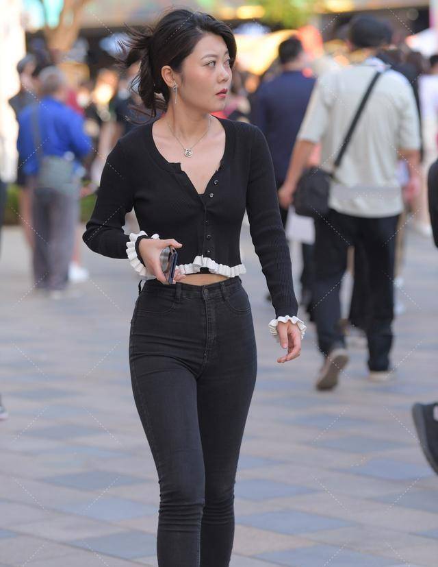 范的|黑色简约短袖搭配黑色打底裤,时尚又显瘦,休闲范的经典搭配