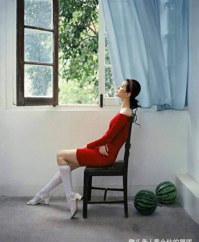 袜子|黑丝袜已经过时了，今夏流行的是“豆腐袜”，时髦显瘦还百搭
