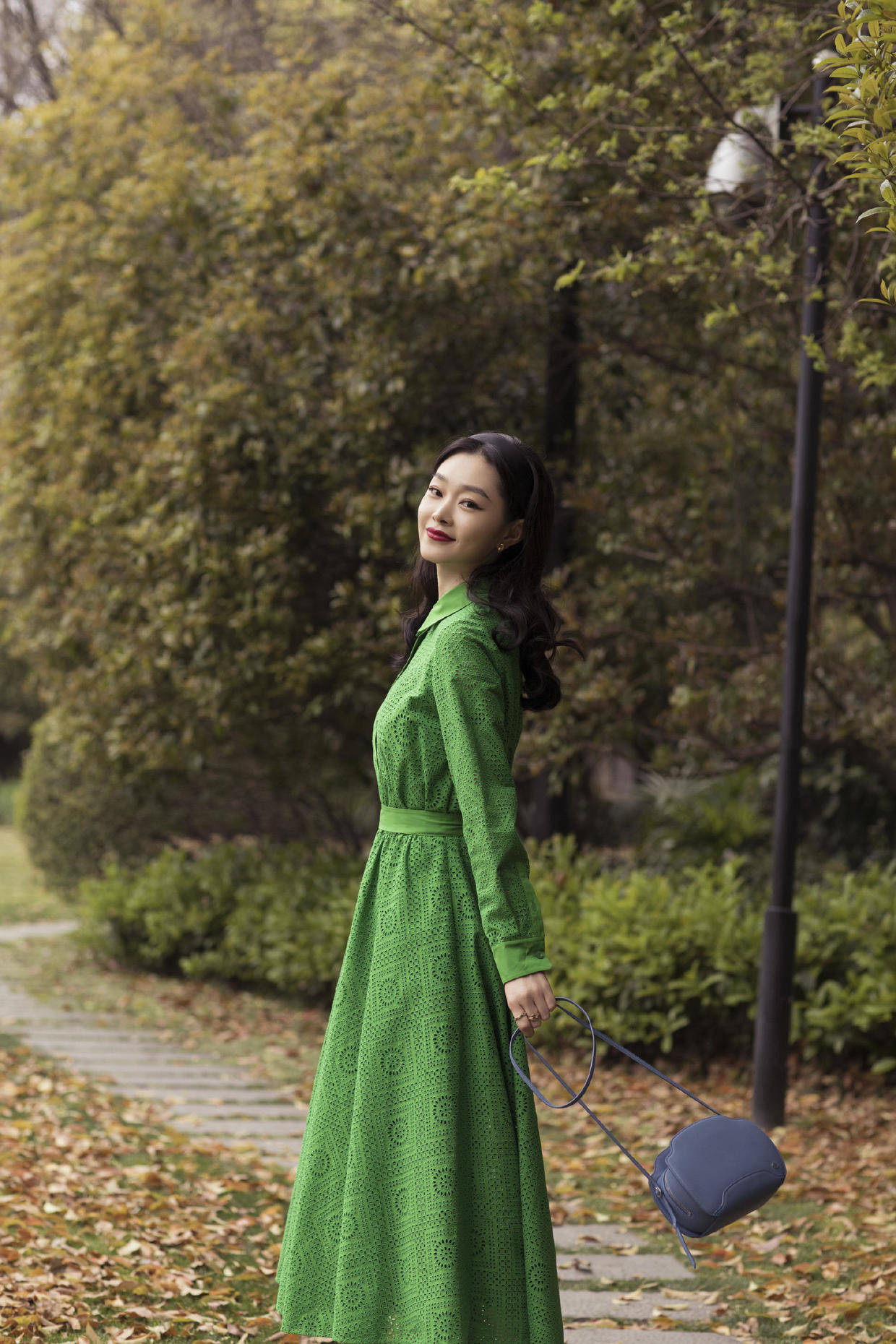 整体|宋轶出演《赘婿》女主角翻红，身穿一袭白色吊带裙亮相，高贵优雅