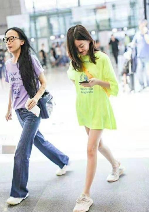 鞋子|李嫣这不羁个性随妈,走机场还玩下衣失踪,几千块的鞋子当拖鞋踩