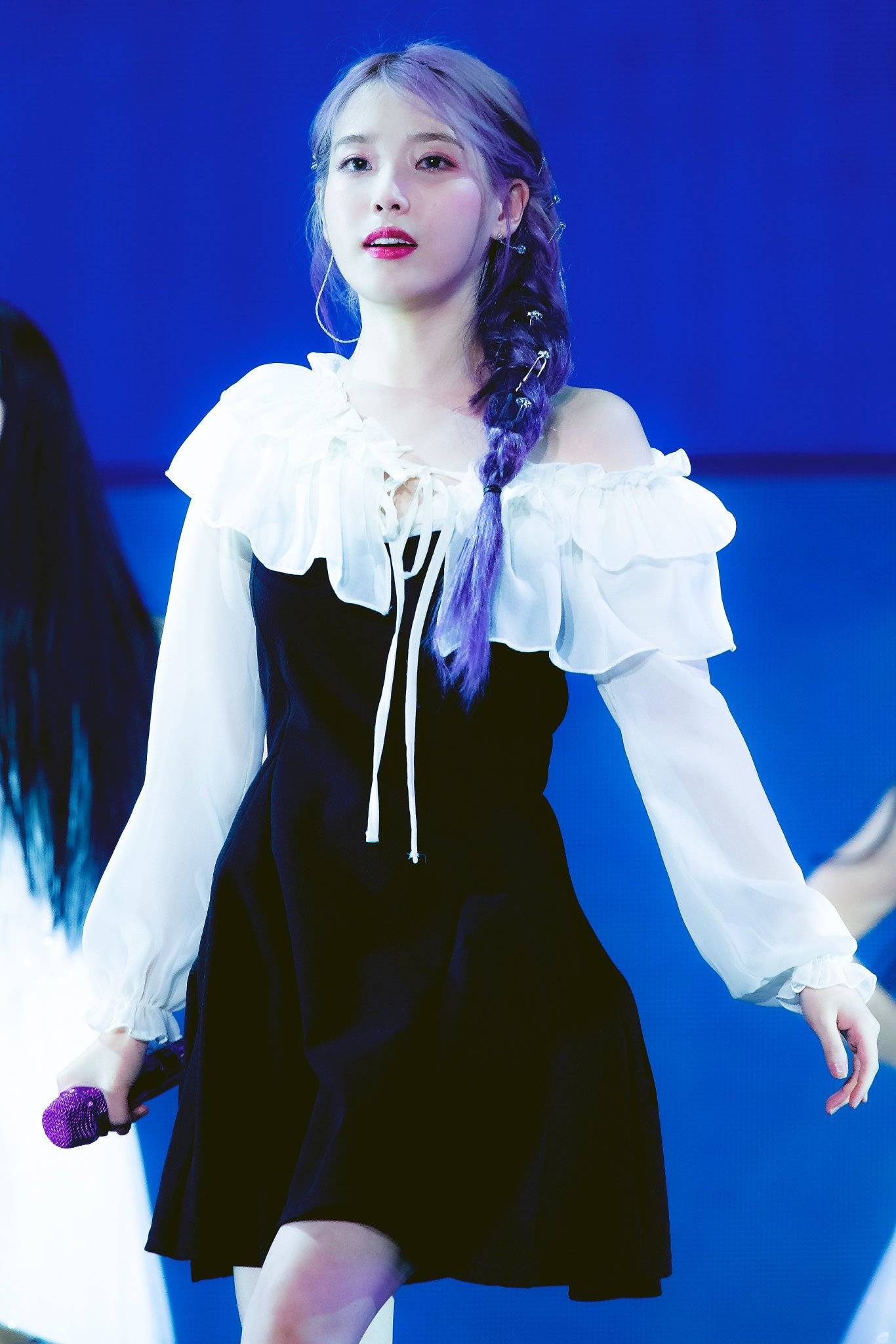 舞台|IU李知恩!“二次元美少女”在人间,蓝发配紫衣,美得清纯可人
