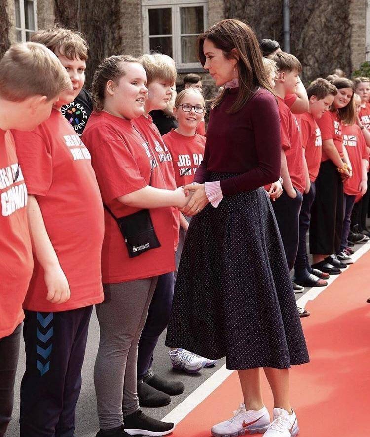 显得|诗丽吉年轻时穿休闲装亮相，显得她又矮又胖，还是紧身装适合她