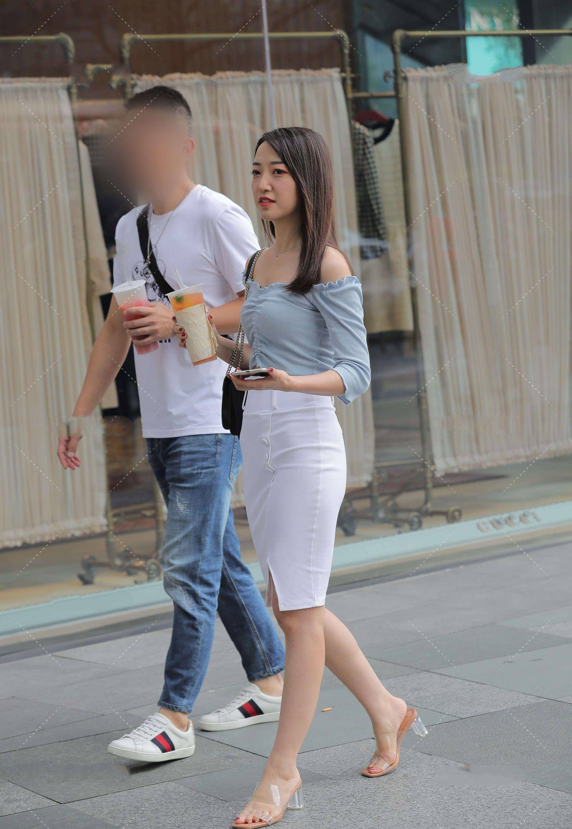 显得|青春靓丽的吊带牛仔裤，款式新颖穿搭舒适，显瘦又显高