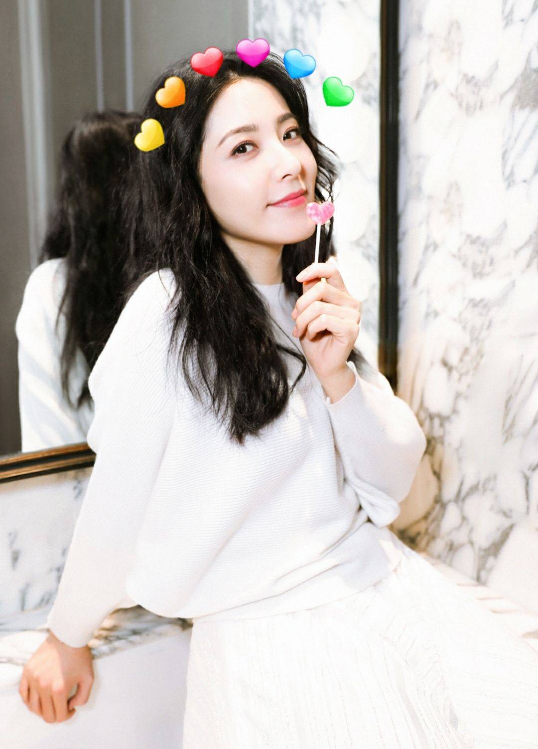 身材|“最美女二号”曾黎，条纹衫搭花苞裙美得自信优雅，看不出42岁