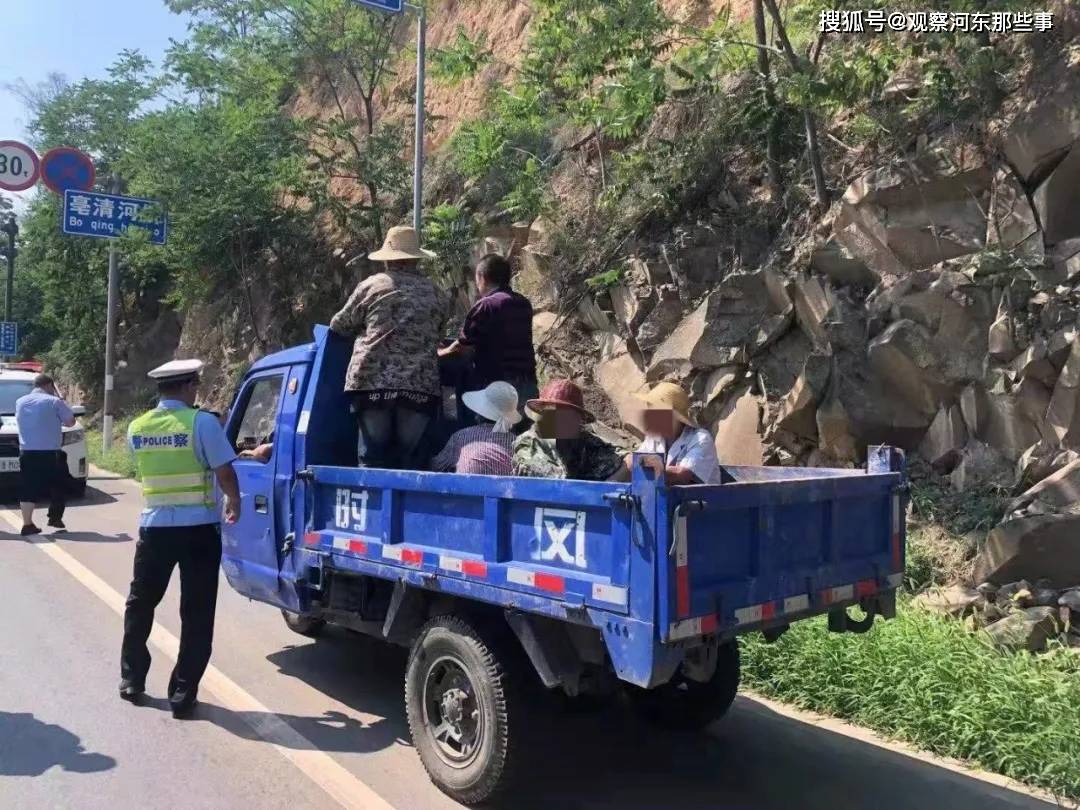 运城公安交警三轮车违法载人案例曝光