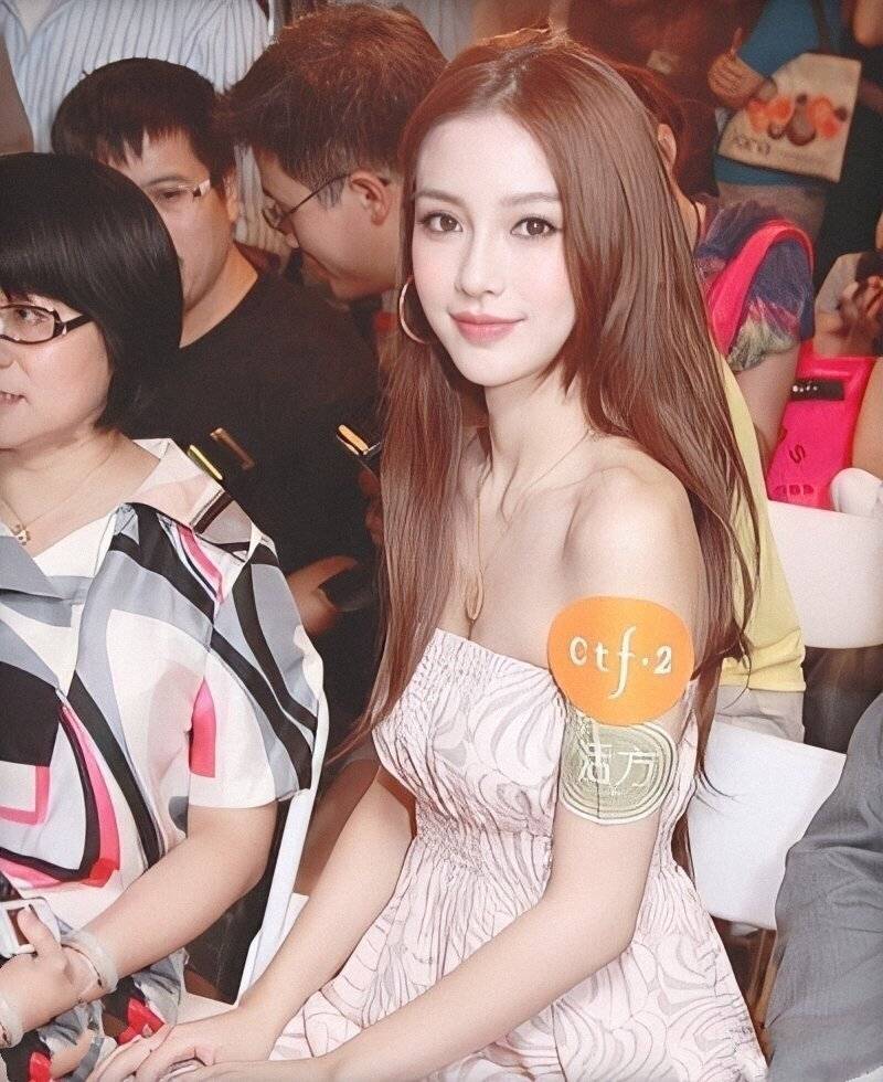 发丝|Angelababy早期清纯美颜照曝光，比现在还要美上几分，混血小公主