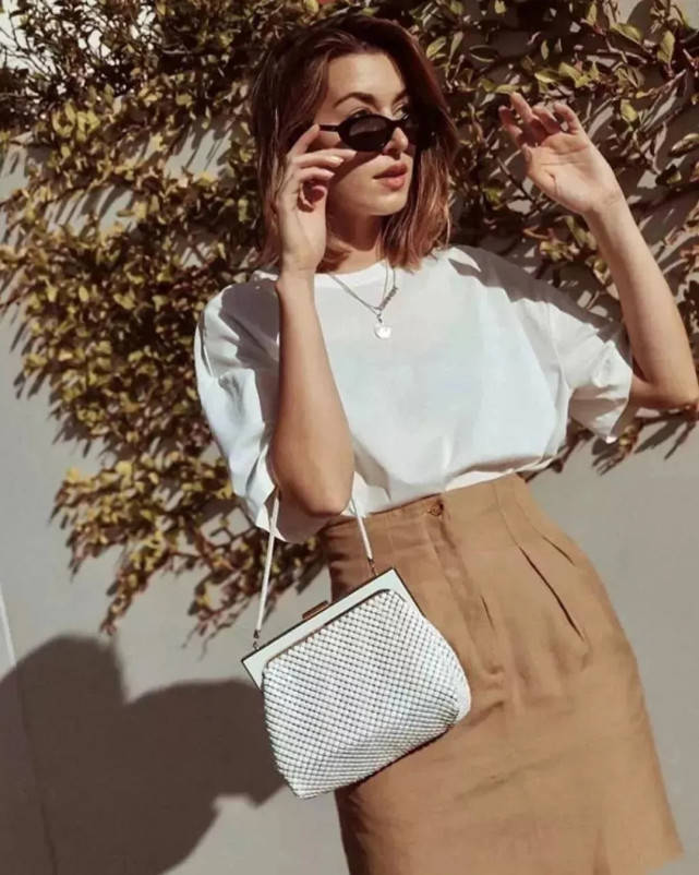 真丝|周迅海边杀青照曝光,真丝衬衣配阔腿裤,莫兰迪色系穿搭好高级