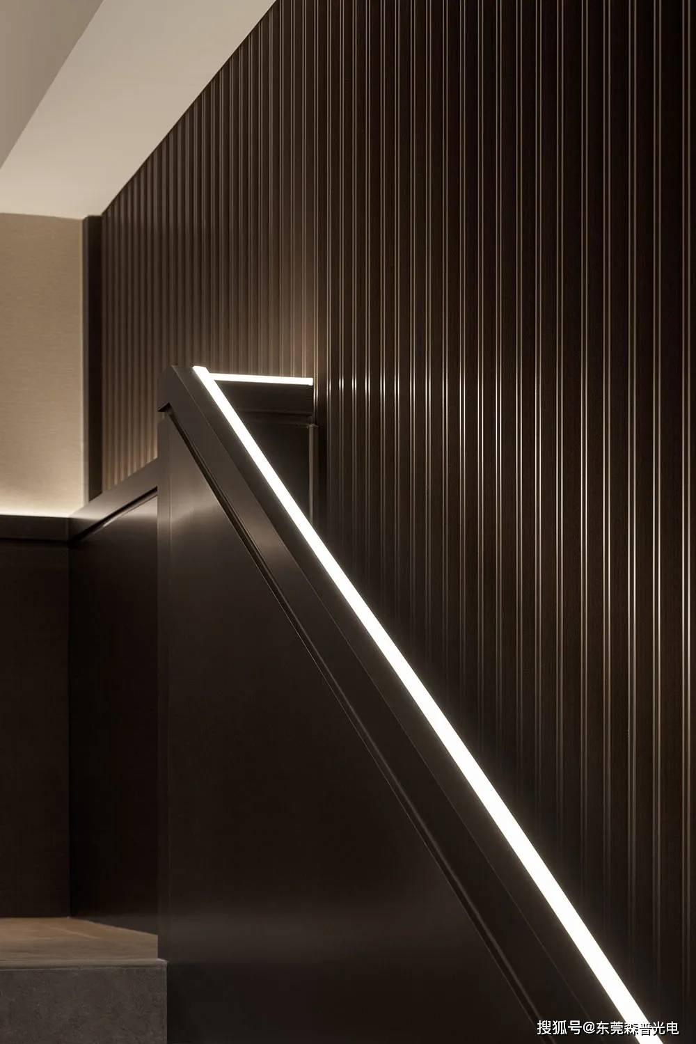 楼梯扶手处的灯带指引着来访者的脚步.
