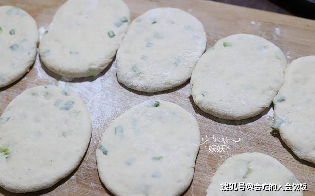 做法|这小饼外焦内软，咸香可口，连吃三个都吃不够，学会了烤箱不闲置