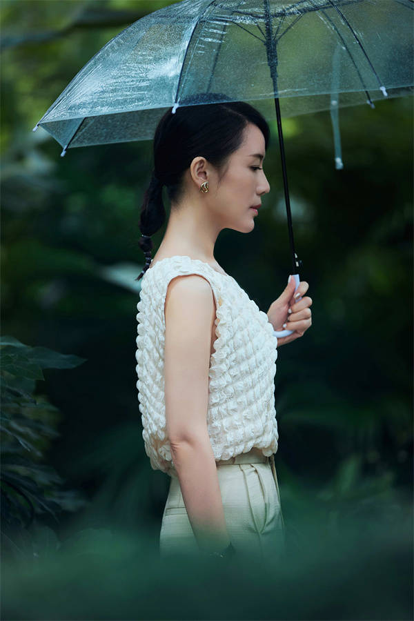 漫游|车永莉雨中漫游 侧颜绝美气质优雅