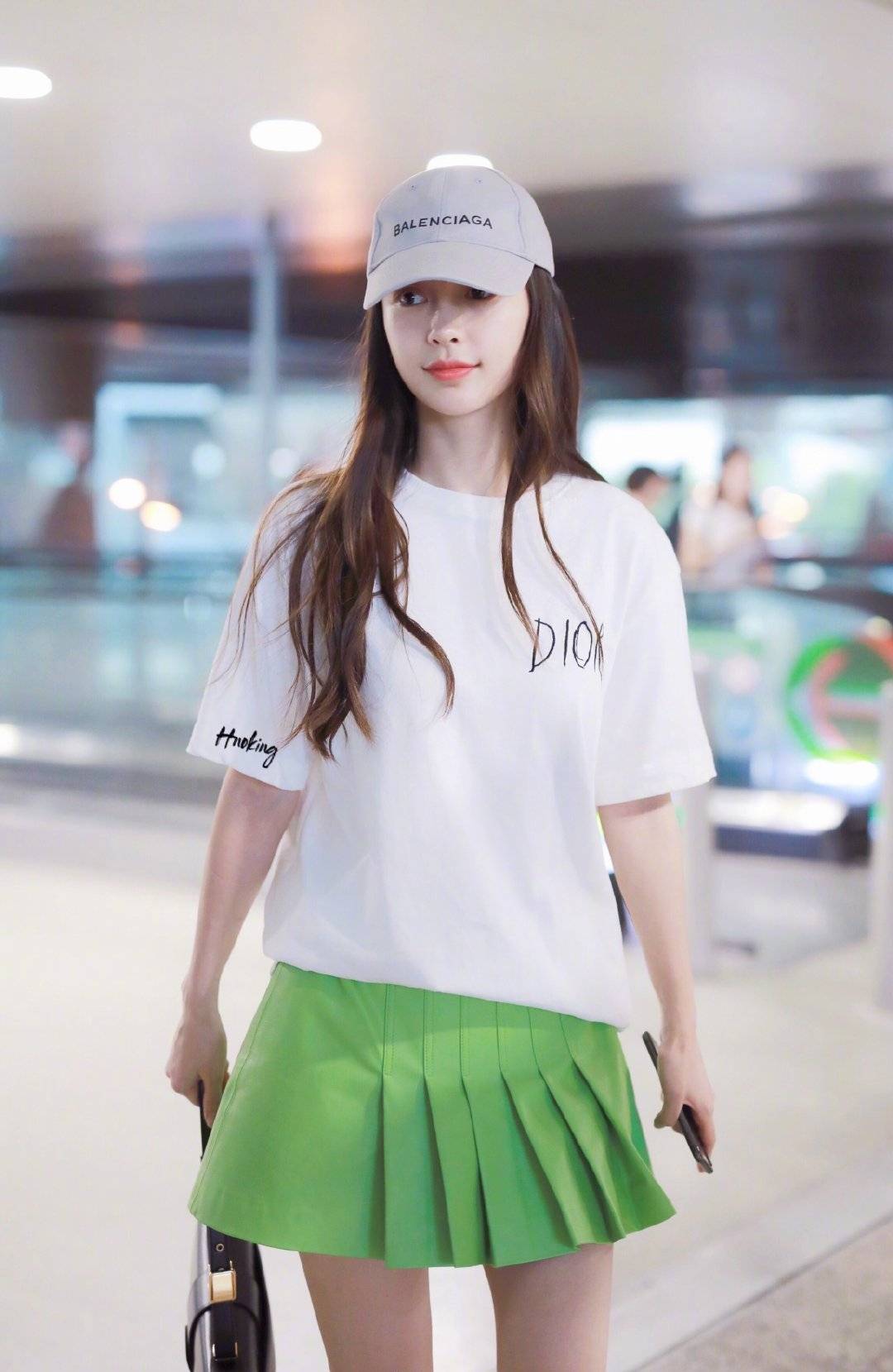 黑色|Angelababy荧光橙长T搭健美裤现身,说实话,这风格不适合大宝贝
