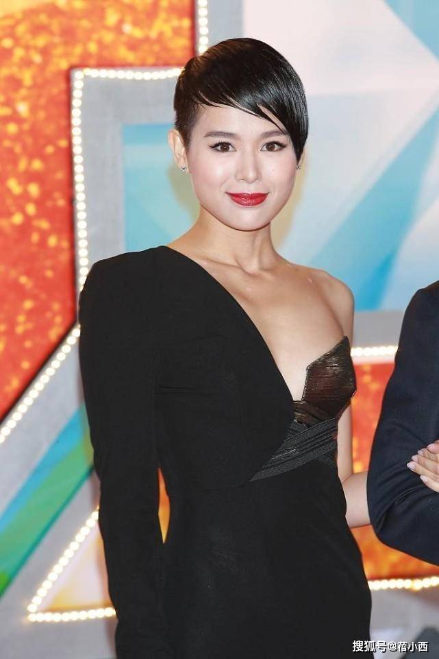 胡杏儿|胡杏儿也太敢穿了吧！生了3娃穿斜肩连衣裙，一边优雅一边性感