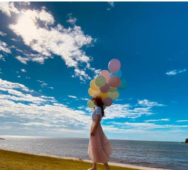 真会|吴尊老婆真会穿搭,白色T恤搭配粉色半身裙,减龄又时尚