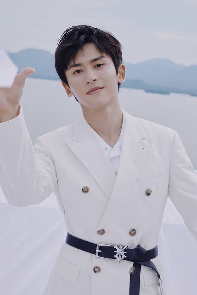 龚俊|10位男神白西装！李现帅上热搜，龚俊、杨洋化身「白马王子」根本言情小说男主